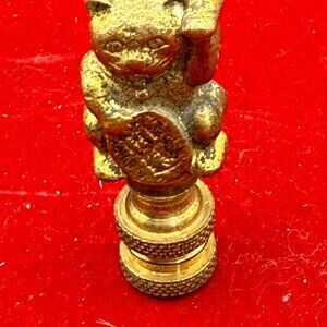 Brass cat lamp finial.